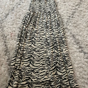 Mönstrad kjol/klänning - Kan andvändas som lång kjol eller klänning! Väldigt skönt och mjukt material!
