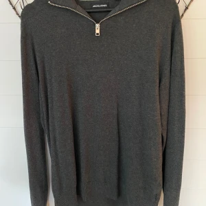 Jack&Jones tröja - Välvårdad tunn stickad tröja från Jack&Jones. Halvzip. Som ny, endast använd 2ggr. Stl.S