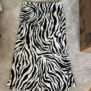Zebramönstrad kjol  - Zebramönstrad kjol från bikbok, aldrig använd. 