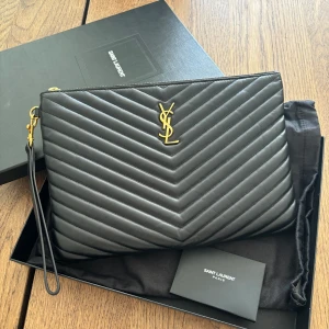 YSL tablet pouch  - Nästan helt ny YSL pouch, endast använd ett fåtal gånger. Äkthetsbevis, låda och dustbag medföljer! Skriv för fler bilder, t.ex på koden i väskan!💕
