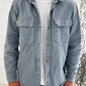 Jeansjacka  - Super snygg jeans jacka från märket pull o bear. Fint skick! Storlek M men passar L! Tveka inte att höra av dig om du är intresserad!🙂