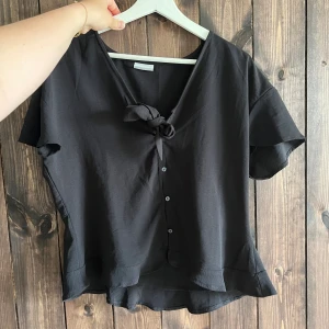 Topp från vil - Söt svart topp från Vila🩷stl 40 men jag har 36/38 o den passar mig👌🏻jättesöt