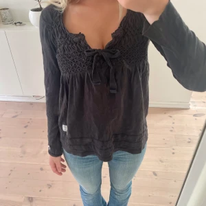 Tröja - Marinblå odd molly blus med fina detaljer & en liten rosett på armen💕