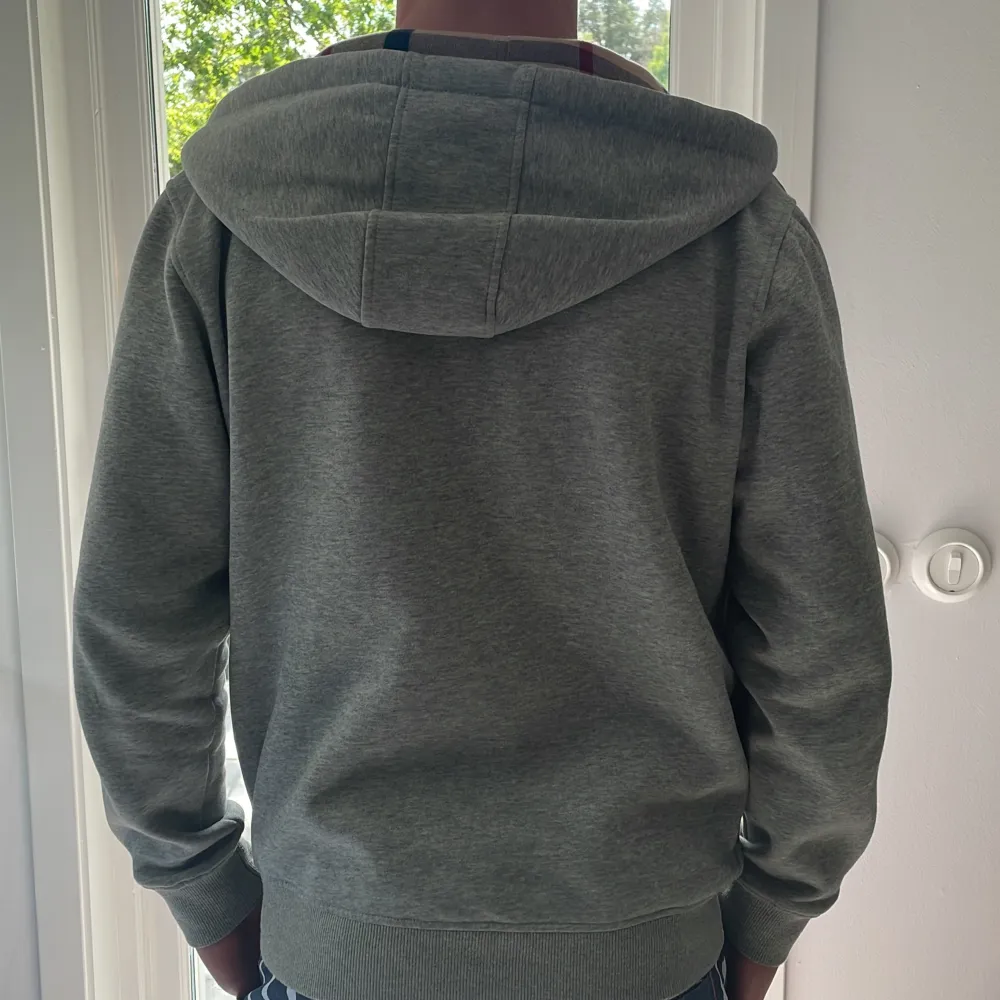  Säljer nu min burberry huddie, stl M, sitter som S. Nypris~4000kr Mitt pris=1300kr . Hoodies.