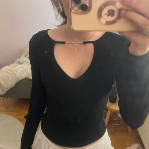 Svart festtopp från BikBok - Säljer min svarta festtopp från Bikbok, storlek Xs/S, nyskick 💞