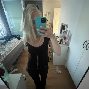 Topp - Säljer denna oanvända topp från Gina. 