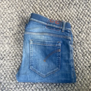 Dondup George Jeans - Tja, säljer dessa Dondup George Jeans i väldigt bra skick, storlek 33, skriv vid fler frågor eller funderingar!