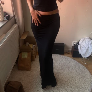 Lågmidjad maxi kjol - Säljer denna lågmidjade maxi kjolen! Den är aldrig använd så tänker att den kan passa bättre hemma hos någon annan! Helt ny bara att prislappen ej sitter på!❤️ läs min bio/profil innan ni kontaktar/köper!!