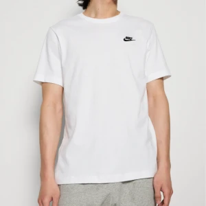 Nike t-shirt - Litet hål bara dom inte syns