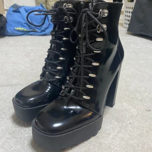 Svarta Läder Boots Zara - Ett par svarta högklackar från Zara. Klack höjd 13 cm och plattforms höjd är 4 cm