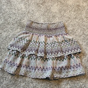 mönstrad kjol - använd typ 2-3 gånger. säljer för att den är för liten🌟