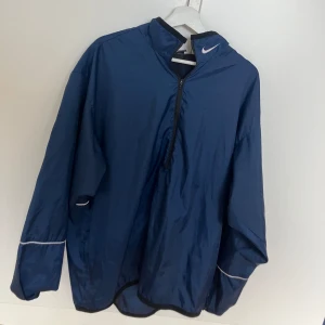 Nike Jacka  - Köpt second hand. Användt en gång, hållbar och snygg. Vindtät och vattentät sportsjacka 