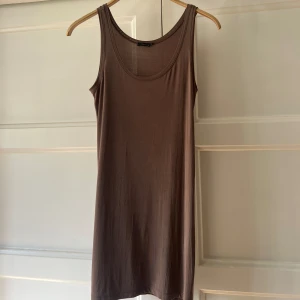 Brun klänning - Söt och luftig klänning från Filippa K i viscose material. Passar M-L, stor på mig då jag vanligtvis har xs/s (mammas egentligen). Skriv för frågor 🧡