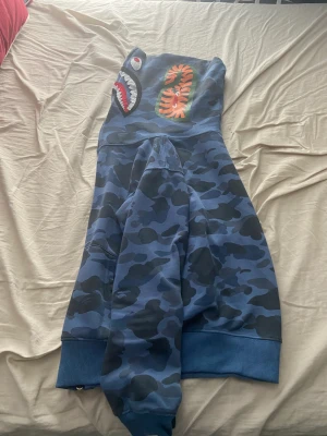 Bape zip hoodie - En bape hoodie väldigt bra skick inga fläckar ingenting den är storlek S