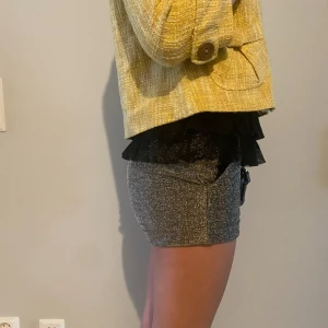 Guld Glittriga Shorts - Spana även in våra andra plagg och spara på fraktkostnader. Alla plagg är självklart tvättade och fräscha! Alla produkter kan skickas eller hämtas i Stockholm.   Vid ytterligare frågor tveka ej att skriva!