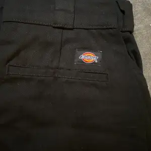 Helt nya dickies byxor, använda fåtal gånger då den är för stora. Står W27 men passar S/M, ganska långa. Snygga å sköna! Skriv för mer info eller bilder, pris kan diskuteras.