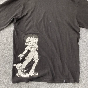 Huf x Betty Boop Longsleeve - Snygg långtröja från märket HUF i en collab med seriefiguren Betty Boop. Köpt hos HUF. Knappt använd. Storlek: S Färg: Svart Hör av er vid eventuella frågor!!