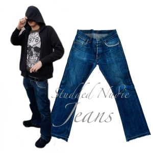 Studded Nudie jeans - Coola Nudie jeans med nitar och utsläppta ben. Urtvättad lapp på insidan så osäker på storlek men skulle säga 32/32. Midja - 83 cm Innerbenslängd - 80 cm  Benöppning - 24 cm