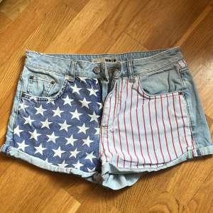 Jeans shorts med amerikanska flaggan, ganska korta, använda kanske 4 ggr. Ganska tajta i storlek W30 ca S/M