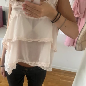 volangblus💕 - Säljer denna extremt fina volangblus som passar perfekt nu till sommaren! Den är ljusrosa och är lite genomskinlig men inte för mycket! Varan kommer i storlek 36💕 Kom privat för fler frågor!