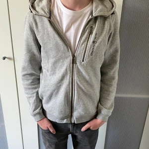 Sail racing zip up - Tjo, säljer min sail racing zip up. Säljer den för att den är för liten och kommer inte till användning. (Pris kan diskuteras)