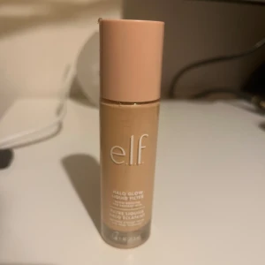 Elf halo glow - Färgen 1 fair. Säljer då den ej används. Locket har en spricka men den läcker inte utan funkar helt normalt. 