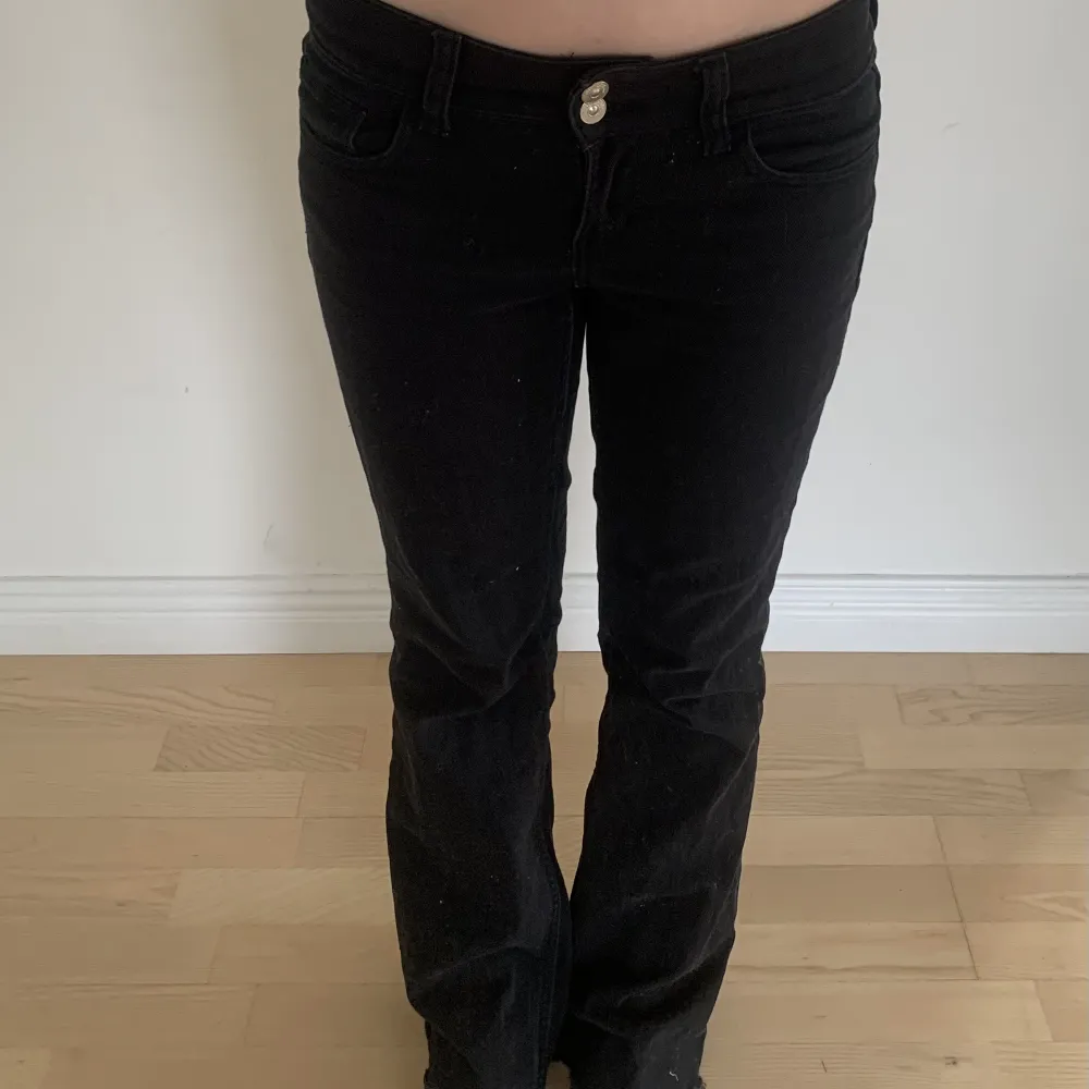 Väldigt low, inga defekter förutom att de är avklippta men ingen man tänker på🥰( SMÅ I STORLEK, jag brukar ha 32 eller 34 ). Jeans & Byxor.