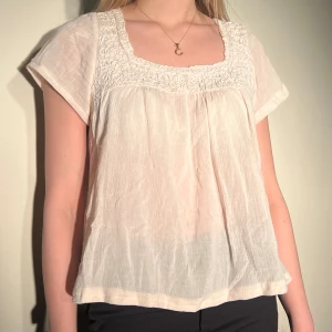 Ljusrosa blus - Söt ljusrosa blus i tunt material. Super fin till våren och sommaren. 💕