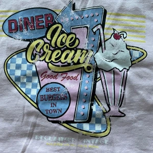 Reclaimed Vintage Topp - Croppad t-shirt från Reclaimed Vintage, köpt på ASOS. Så himla gulligt tryck på! Fint skick, knappast använd. Skriv gärna för fler (för lite finare) bilder! Köpare betalar frakt🩷