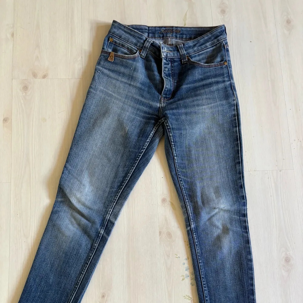 ett par jeans från flash! jag vet inte riktigt storlek men skulle gissa på w:28 och l:32 och lite tajtare i modellen men går att sy om!! jättefint skick💘 köpta för 650 och nu 250!💘 de tvättas såklart innan de skickas!!💘 hör avdig för mer info! 💘💘. Jeans & Byxor.