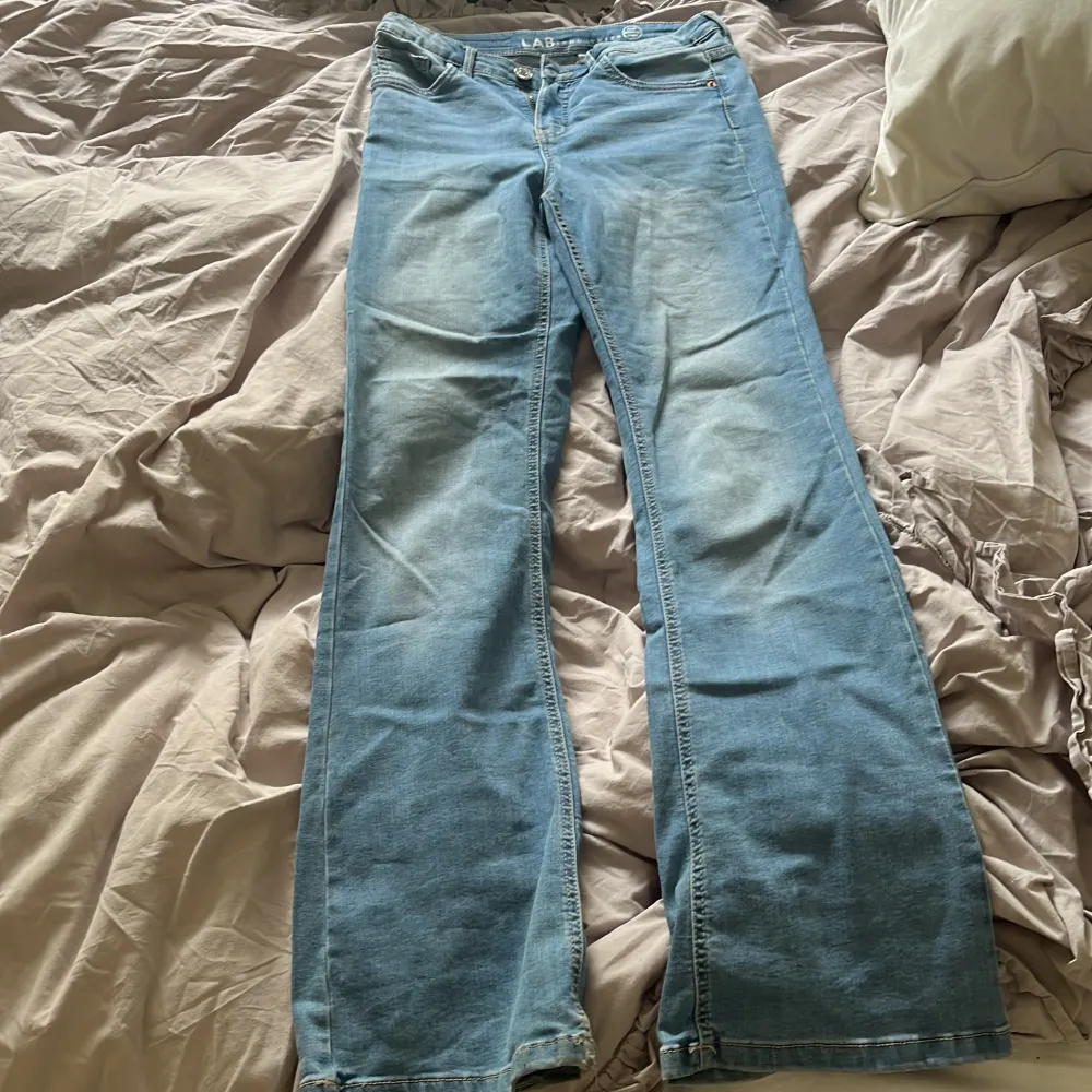 Jätte snygg bootcut jeans från Kappahl i 164 motsvarar xs💗. Jeans & Byxor.