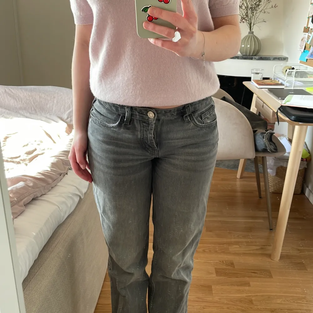 Eftertraktade gråa low waist Zara jeans i bra skick!💕. Jeans & Byxor.