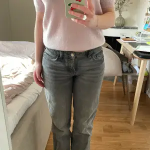 Eftertraktade gråa low waist Zara jeans i bra skick!💕