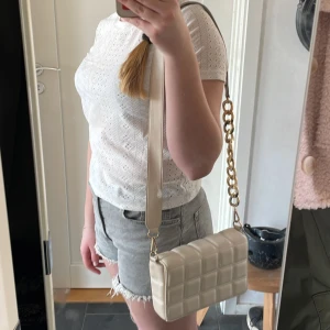 Väska med axelband - En fin väska som tyvärr inte kommer till användning, använd kanske 3 gånger. Skriv för exakta mått eller efter fler bilder❣️ Köparen betalar frakten.