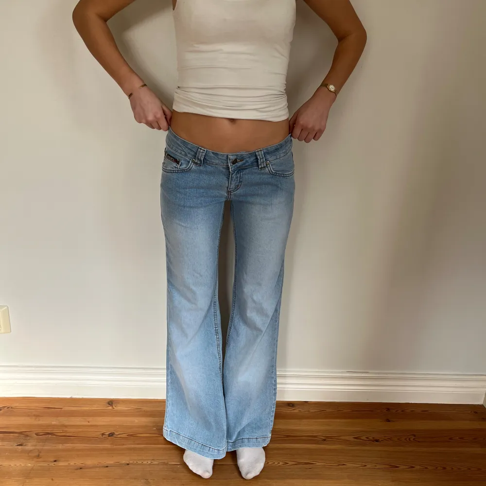 Midjemått( rätt över): 35cm  Inerbenslängd: 76cm   Köp dem via ”KÖP NU” eller Swish  Modellen är 170 cm, inga defekter💕. Jeans & Byxor.