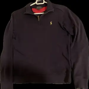 Mörkblå Ralph lauren half zip, 10-12 M passar som 14-16 S. Jag e 14 o den passar mig, den passar också min storebror som är 16. Bra kondition, pris kan diskuteras 