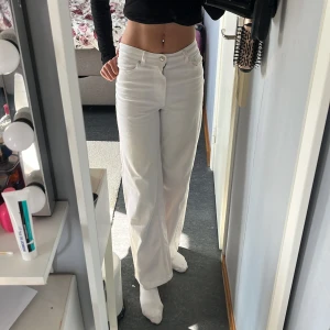 Ett par snygga vita jeans - Hej! Jag säljer dessa vita jeans för 300kr som inte säljs längre. Dessa jeans har aldrig kommit till användning och har bara stått i min garderob hängandes ett tag. Dessa jeans är i strlk 34 men passar även 32 o 36 för de är så töjbara💞