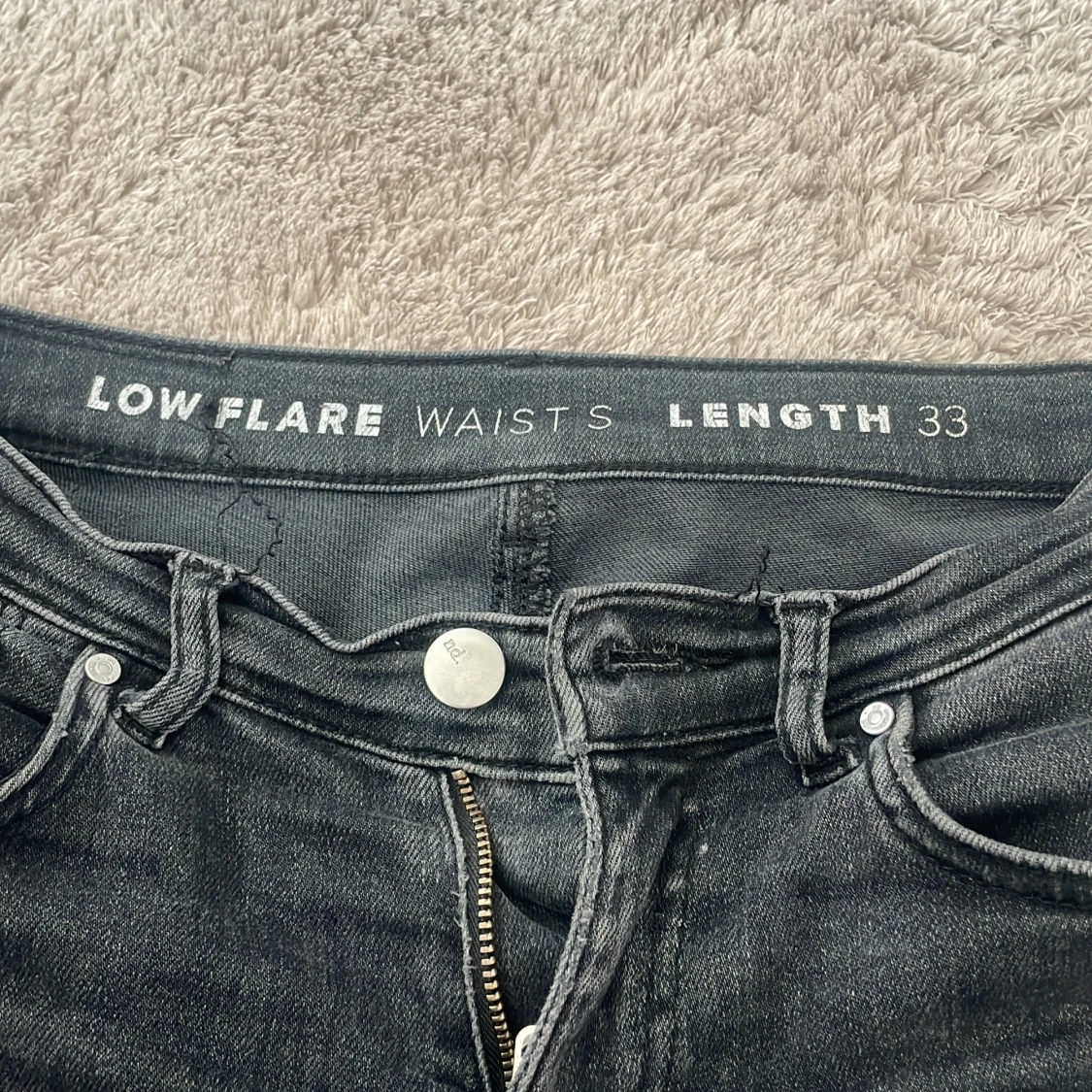 Svarta bootcut jeans  - 90