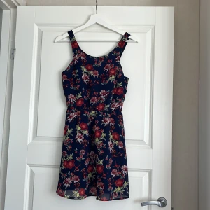 Blommig klänning  - Fin använd kort, blommig klänning. Köpt på H&M för länge sedan.  Säljs då den blivit för stor. 