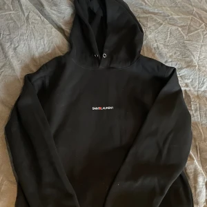 Saint Laurent ysl hoddie  - Säljer min ysl hoodie kom med bud  Storlek s passar dig 170-180 Inte äkta 