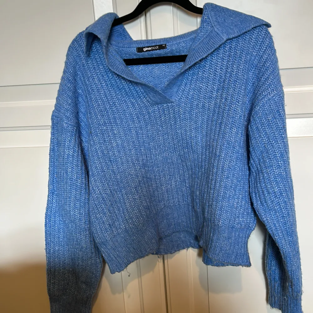 Blå stickad tröja från Gina Tricot! 💙säljer då den inte används längre. Finns tecken på användning, se bilder. Pris går att diskutera!!!. Tröjor & Koftor.