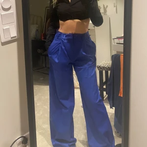 blåa byxor - Blåa coola byxor från zara!💙väldigt bra skick