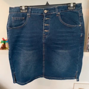Jeanskjol - Knappar istället för dragkedja Mycket fint skick 