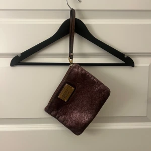 Marc jacobs Clutch - Stilig och i bra skick, lite koppar färgad  clutch!