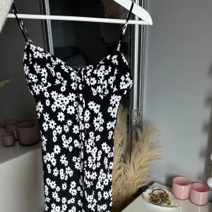 Sommarklänning  - Köpt på Bershka. Storlek XS. Blixtlås vid midjan💕