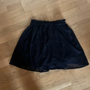 Kjol - Säljer en denna kjolen då den är för liten. Den är i väldigt fint skick.