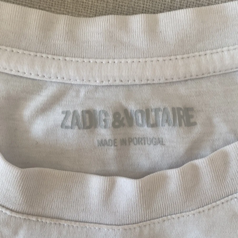 Säljer denna så snygga t-shirt den Zadig&voltarie. Säljer den då den inte kommer till användning. Nypris är 1150 kr. . T-shirts.