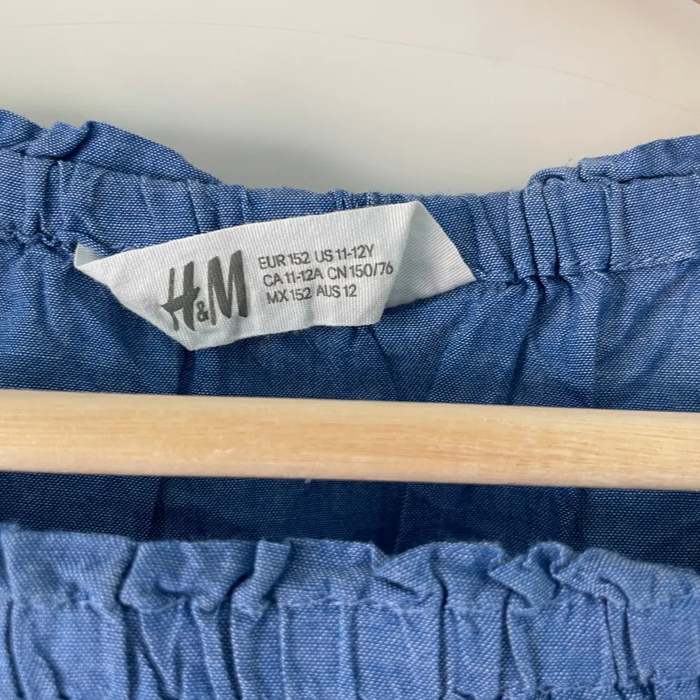 Säljer denna blus/topp ifrån H&M då den är för liten.. Blusar.