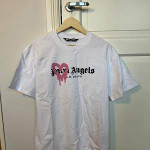 Skitsnygg Palm Angels T-shirt i nyskick. Tags kommer med. Mer finns i profilen! Svarar gärna på dina frågor🌟