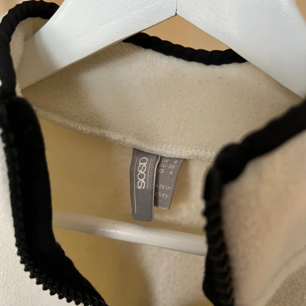 En fin vit croppad tröja från ASOS i storlek S 🤍 Väldigt snygg att ha som träningsdräkt för svalare kvällar!. Tröjor & Koftor.